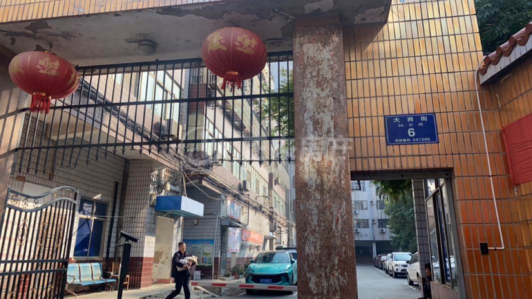 大西街中国银行家属院,大西街家属院 小区免物业停车方便14