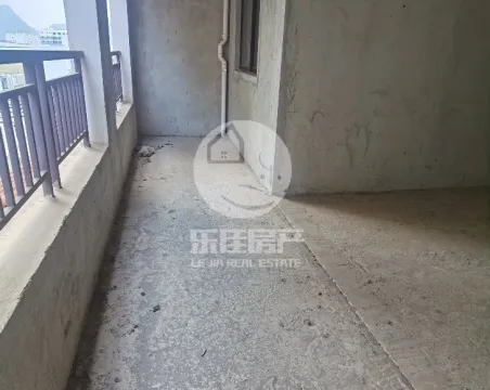 普罗旺斯3室2厅2卫朝南北毛坯