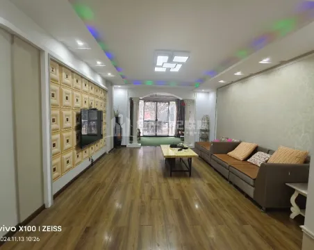 德隆小区4室2厅3卫精装