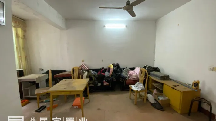 东方花苑门口，周边商圈成熟