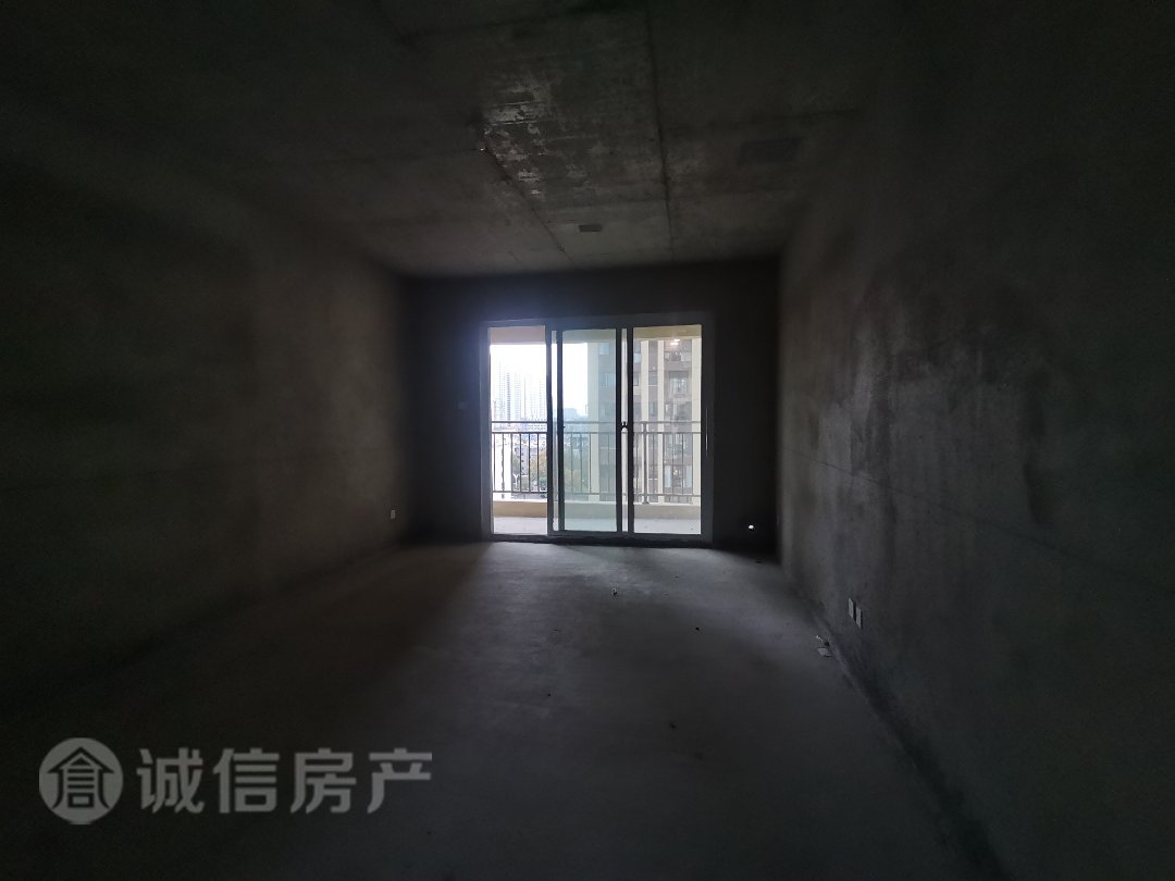 粮干校小区东区,粮干校东区，毛坯三室二厅二卫，8