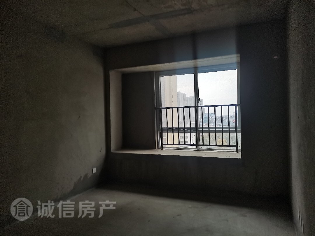 粮干校小区东区,粮干校东区，毛坯三室二厅二卫，2