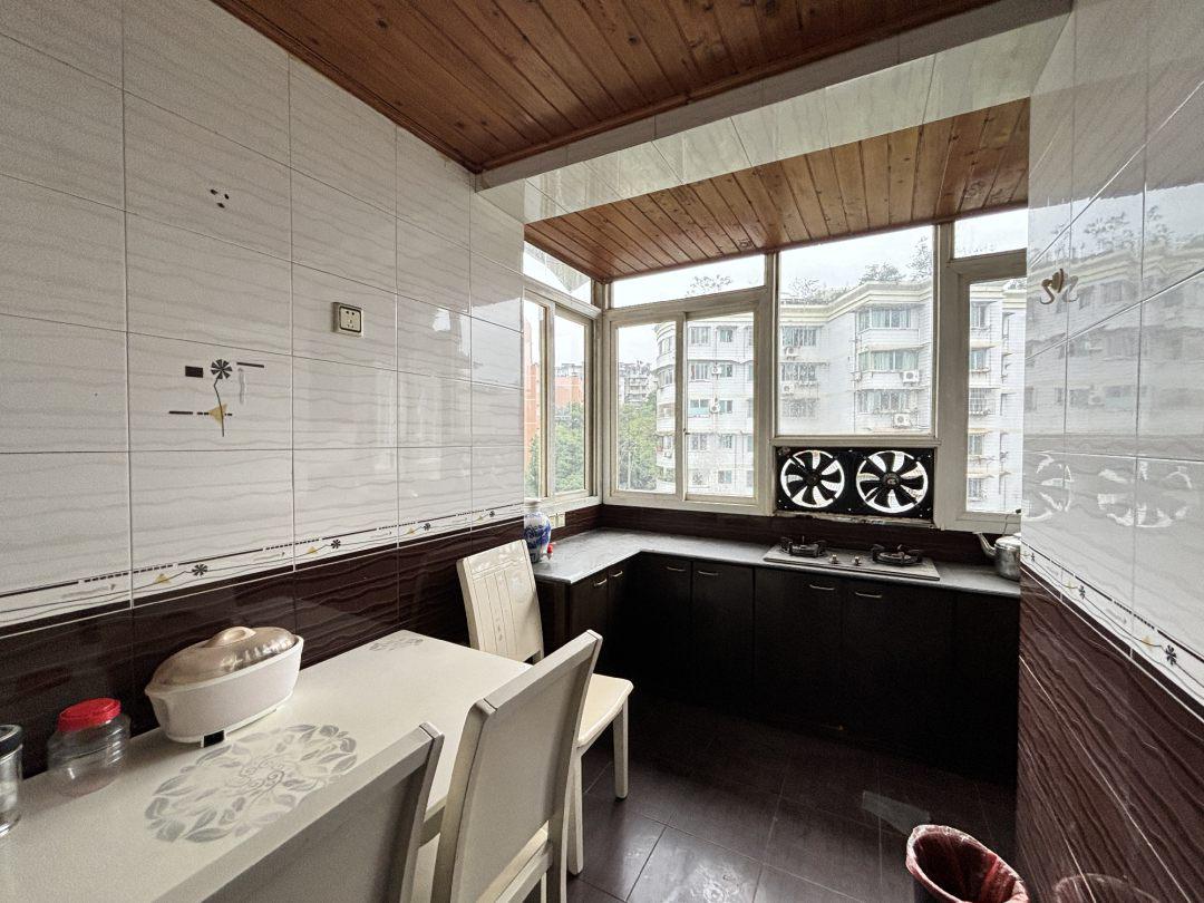 珍珠寺,东锅小学正大门，出路好，精装5