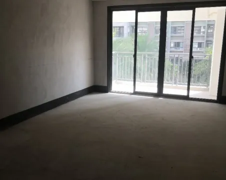 翡翠潮庭3室1厅2卫毛坯