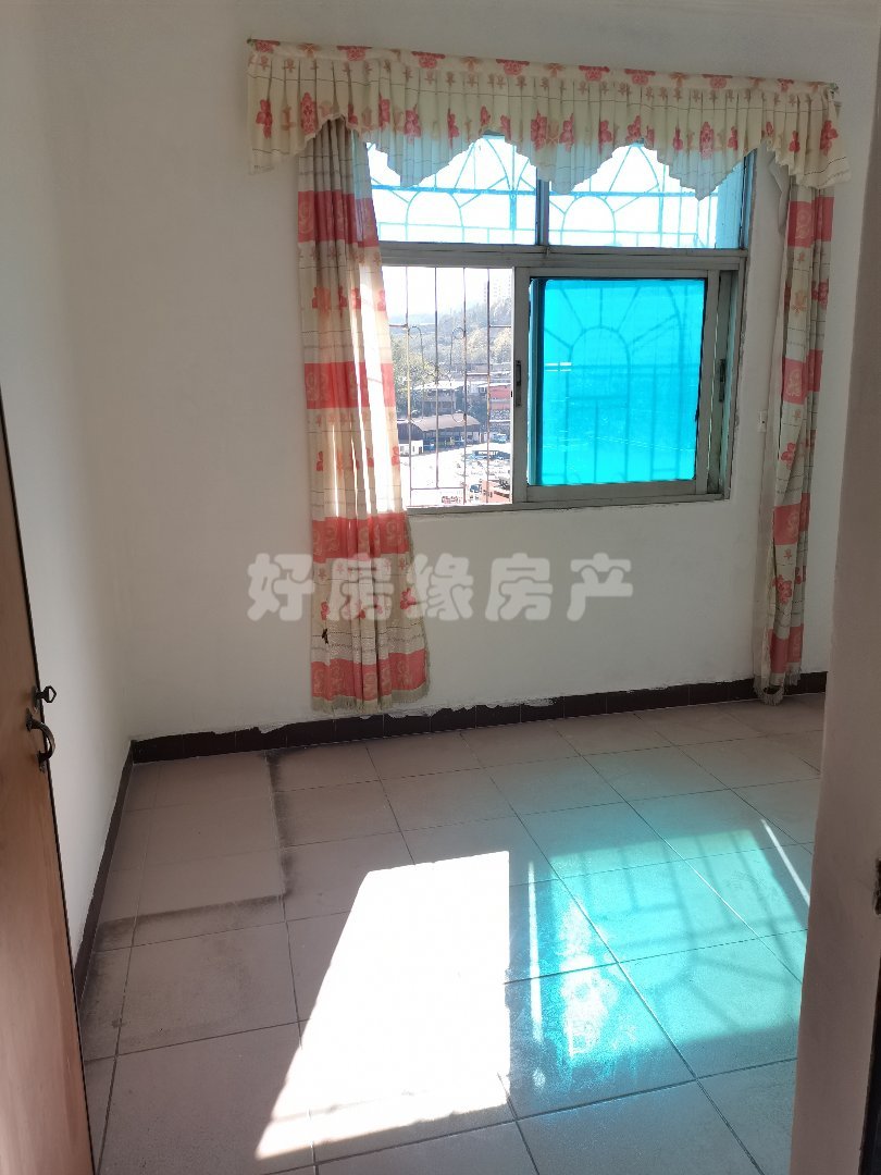客运站集资房,客运站对面好房出售，厨房卫生间重新改造完，出行方便户型方正2