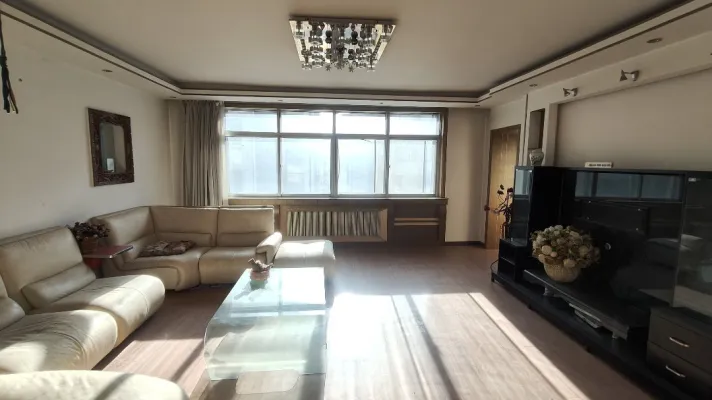 南苑小区三室 南北通透 带家具家电 分户采暖 看房方便