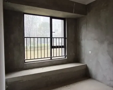 新城凤凰台3室2厅1卫朝北毛坯