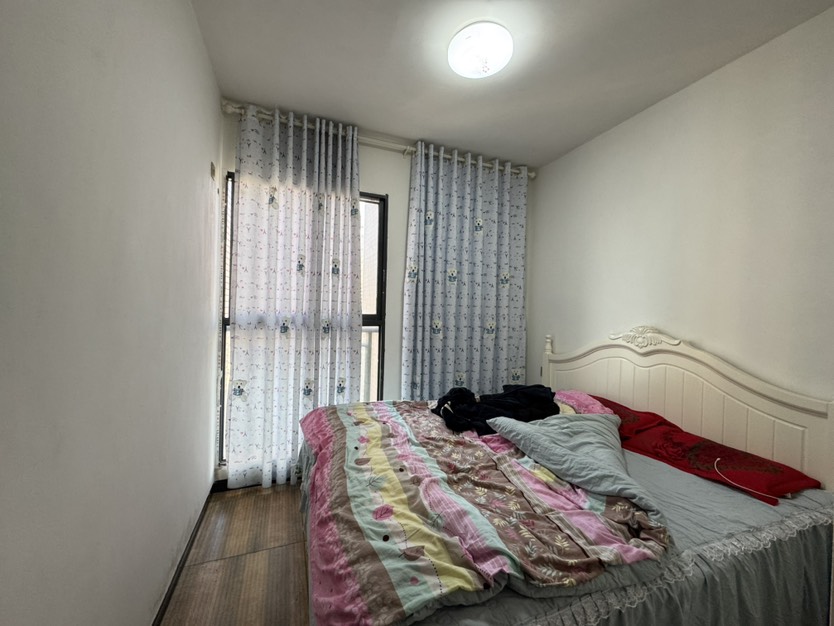 城中央肖邦,城中 央二中正对面，住家大3房双卫带圆弧阳台，房东换房诚意售5