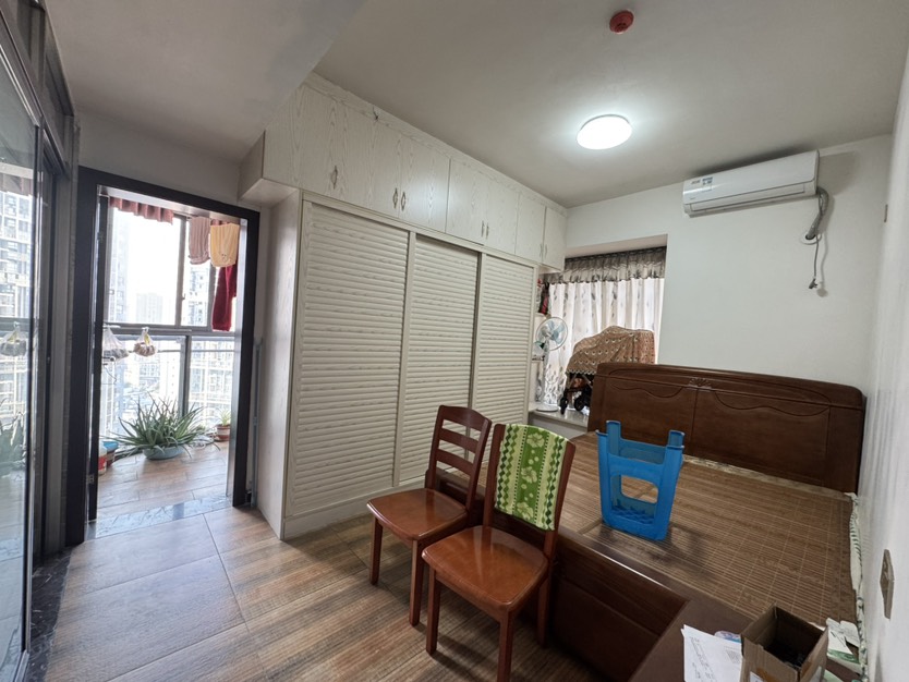 城中央肖邦,城中 央二中正对面，住家大3房双卫带圆弧阳台，房东换房诚意售2