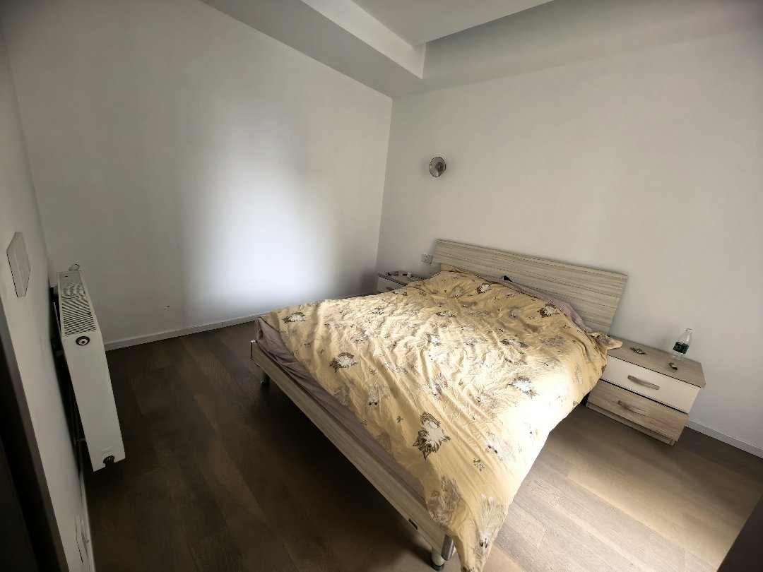 金控首府,低调的奢华，房东自装，全屋中央空调，带暖气片，品质家具家电4