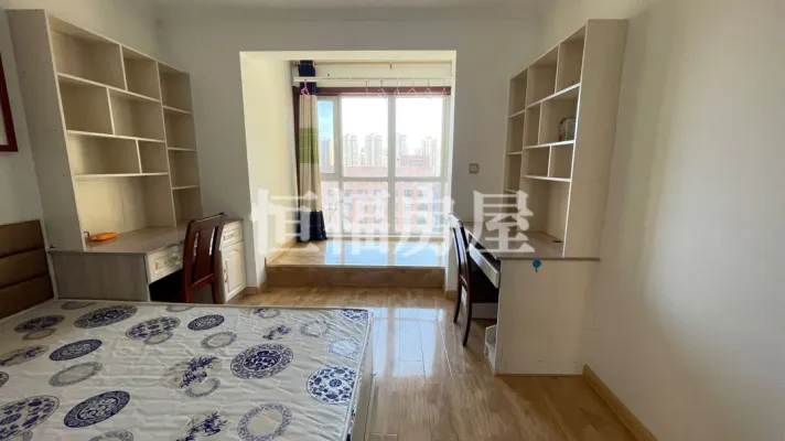 春天家园两室两厅一卫，精装修，带家具，可按揭