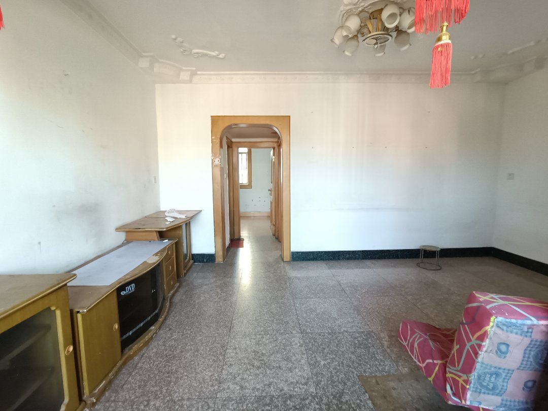 烟厂北浦西区,房子在6楼，釆光好中装带家具，停车购物方便9