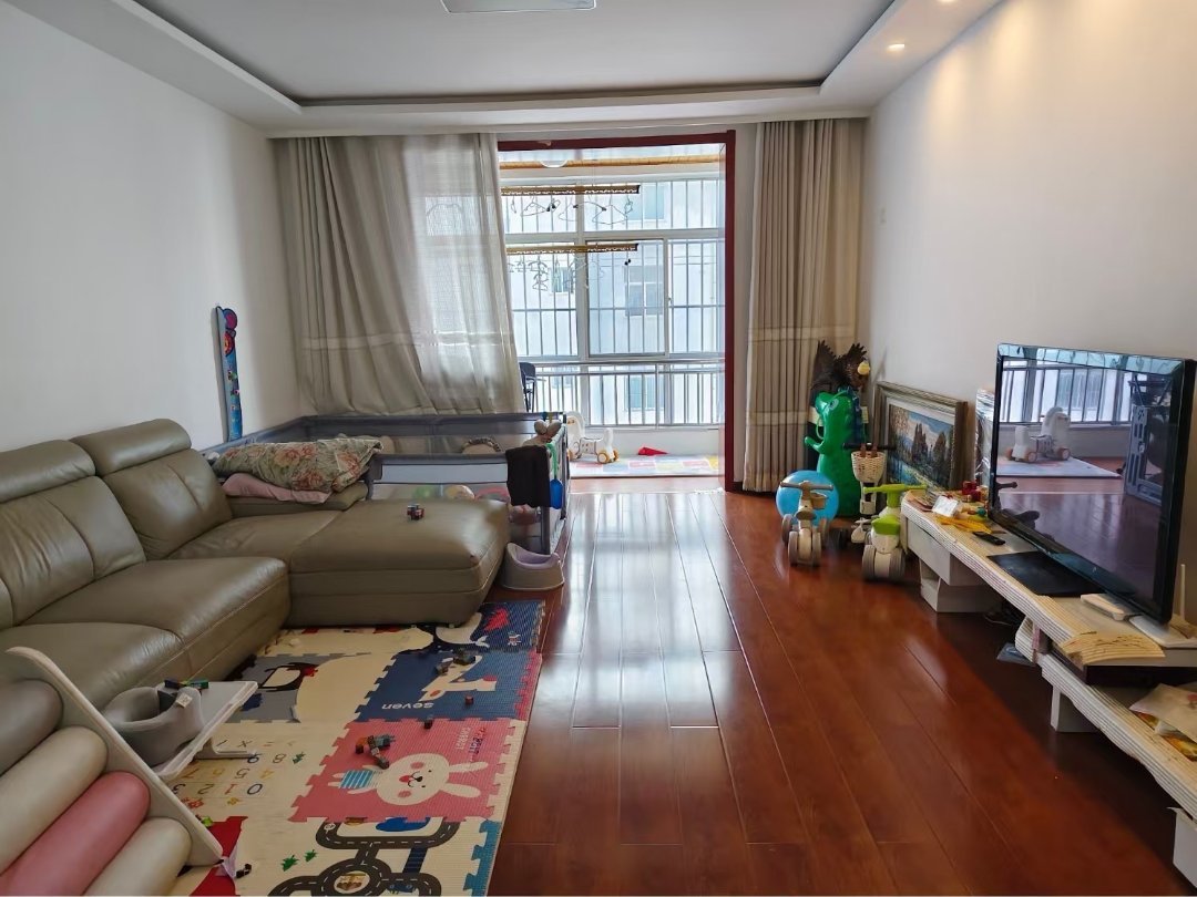 科教新村,3室2厅2卫1阳台133.5㎡,阔绰客厅,超大阳台2