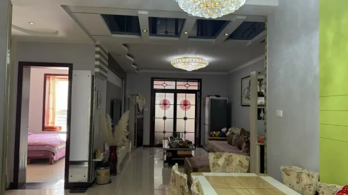 乾唐锦绣三室房哦，南北通透，小区配有幼儿园，
带20平米地室