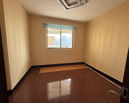 名都大厦5室2厅2卫朝南普通