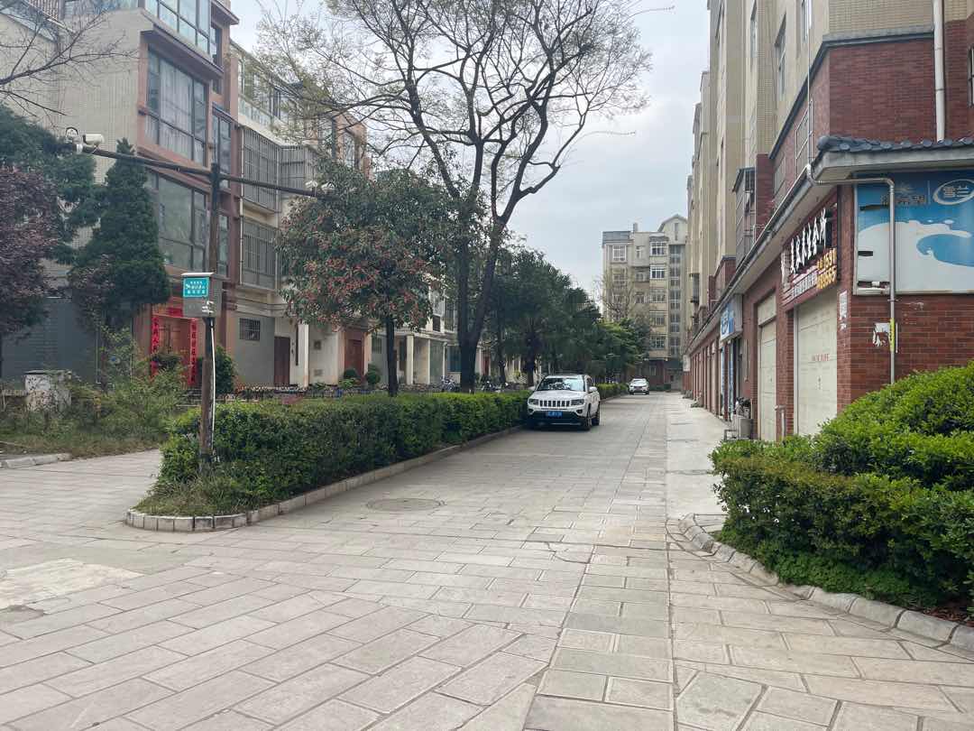 玉林山水,干净整洁，随时入住，玉林山水3室2厅2卫1阳台13