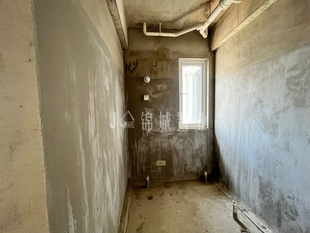 聚兴名苑,汉大南门对面，电梯大三室，两梯两户，南北通透户型4