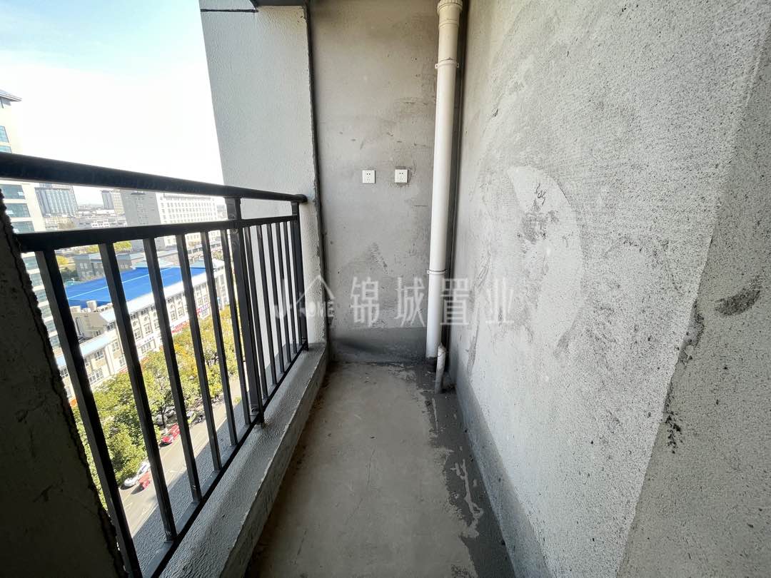 聚兴名苑,汉大南门对面，电梯大三室，两梯两户，南北通透户型11