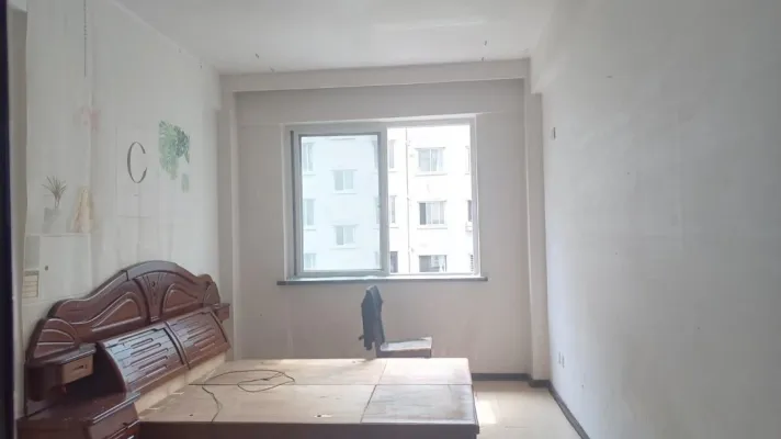 雅紫佳园纯板房，户型2室1厅1卫1阳台急售！房型佳！