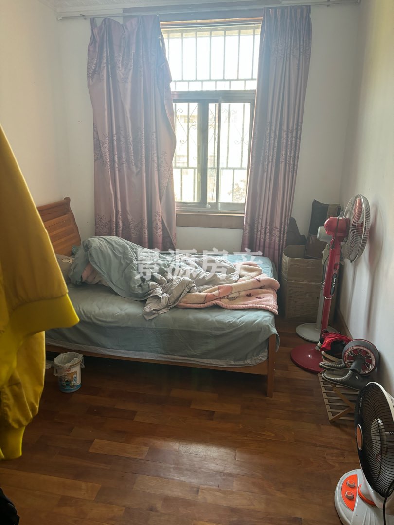 禄丰老法院小区,老法院小区3室2厅1厨1卫出售，市中心，生活便利4