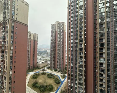 岳麓欧城三期4室2厅2卫毛坯