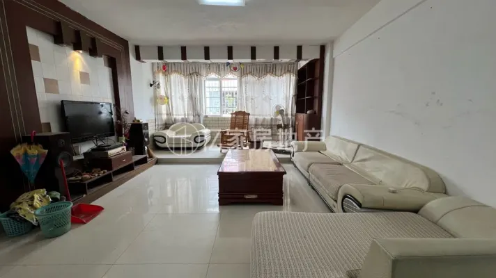 三小附近，三房两厅，南北通透，家电家具齐全，租800元
