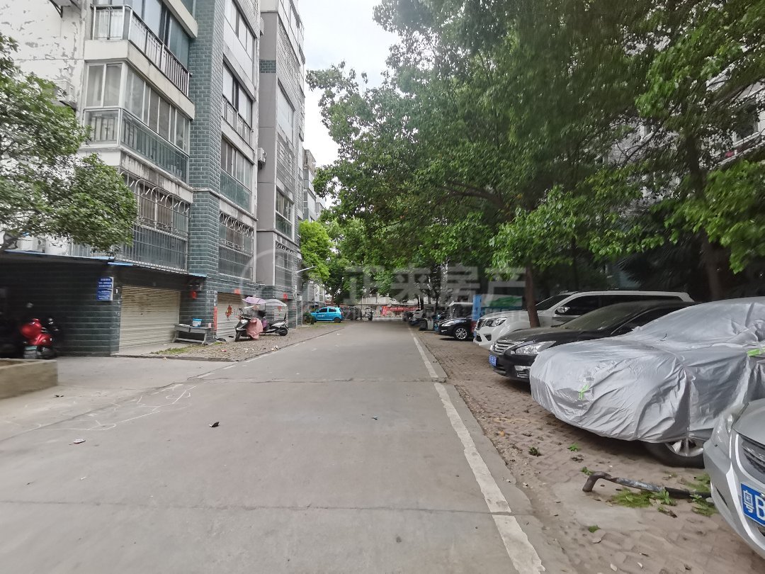 东城一品,交通方便东城一品3室2厅2卫2阳台业主急租15