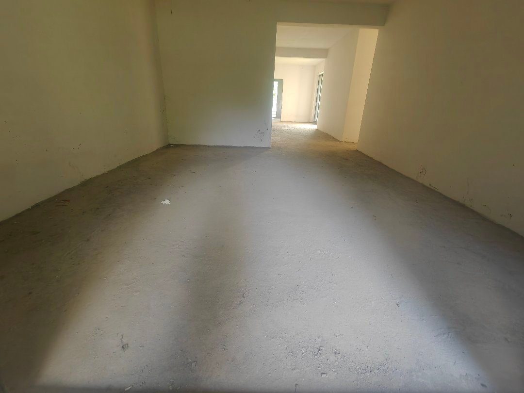 壹江南,壹江南226㎡5室2厅3卫毛坯，送102平露台。1