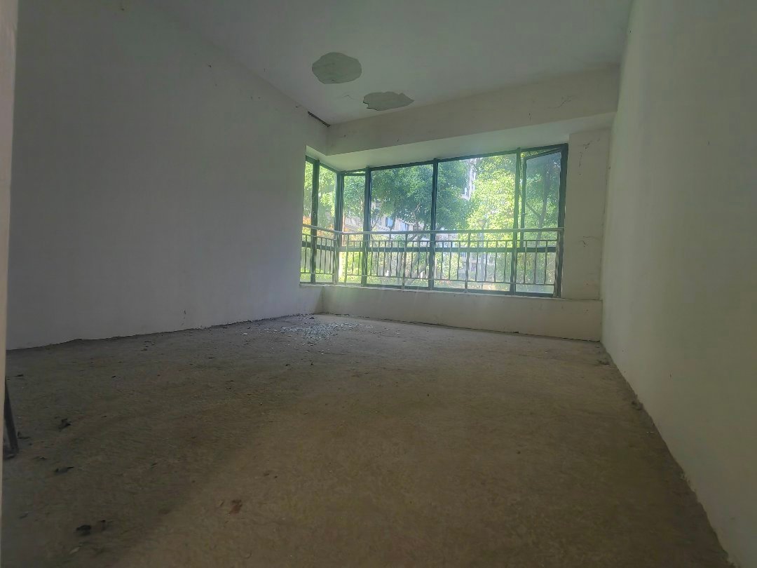 壹江南,壹江南226㎡5室2厅3卫毛坯，送102平露台。6