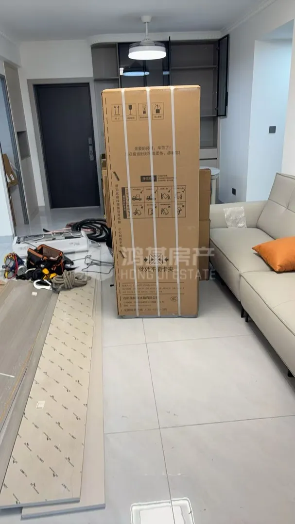 保利中航城一期洪源华府，家具电器齐全非常干净