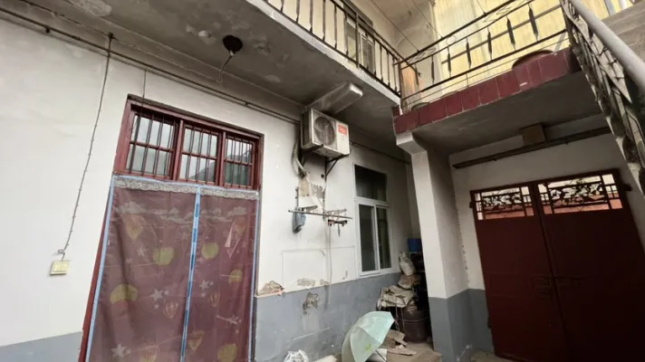 受降路东段，鹿港小镇对面独院出售