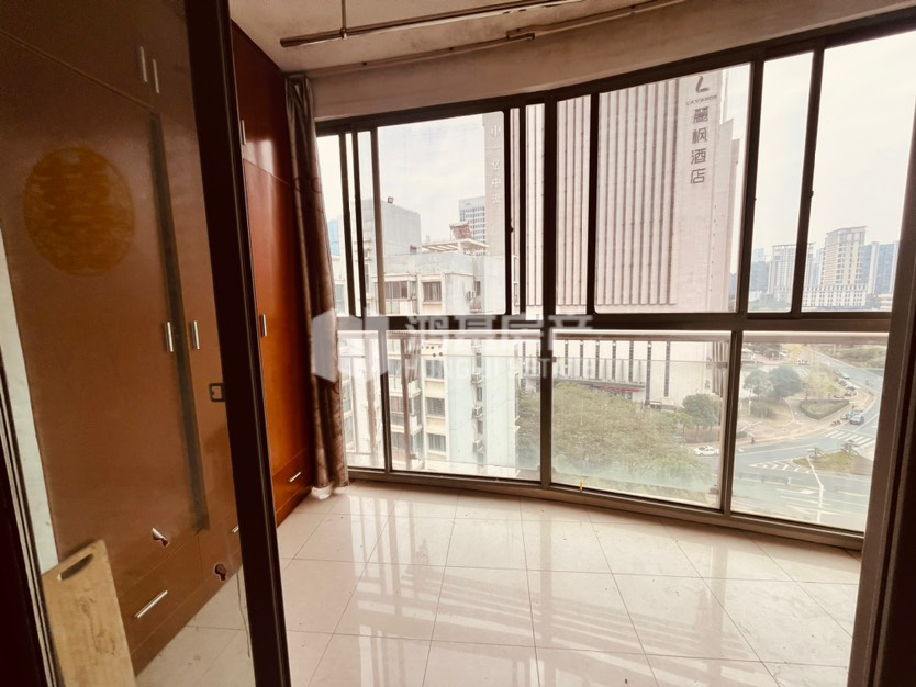 凤凰城凤翔苑,豪华装修2室2厅1卫2阳台，拎包入住，采光空气都很好！3