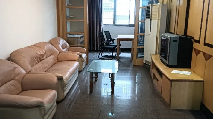 八字桥直街东街菜场对面2楼2室1厅1卫精装2000元一手