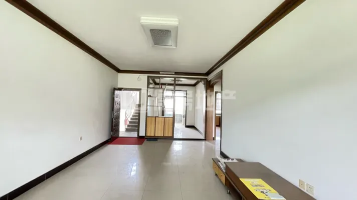 广场附近步梯大两室两厅 简装 中间楼层 带地面柴房