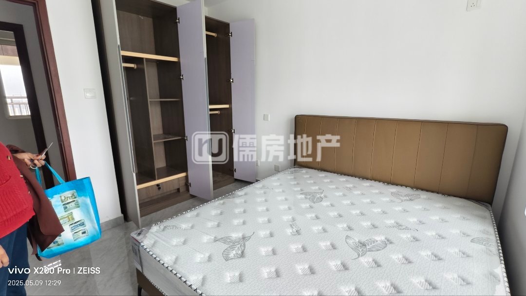 朱霍三里,103㎡3室2厅1卫家具家电齐全，房勘时家具还未买全，已出租4