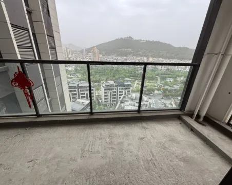 正黄翡翠公园4室2厅2卫毛坯