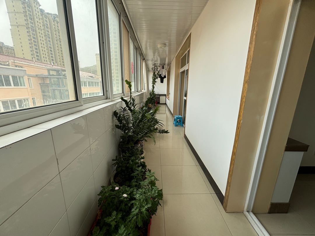 人行家属院,精装4室2厅2卫1阳台南北通透，交通便利，舒适宜居12