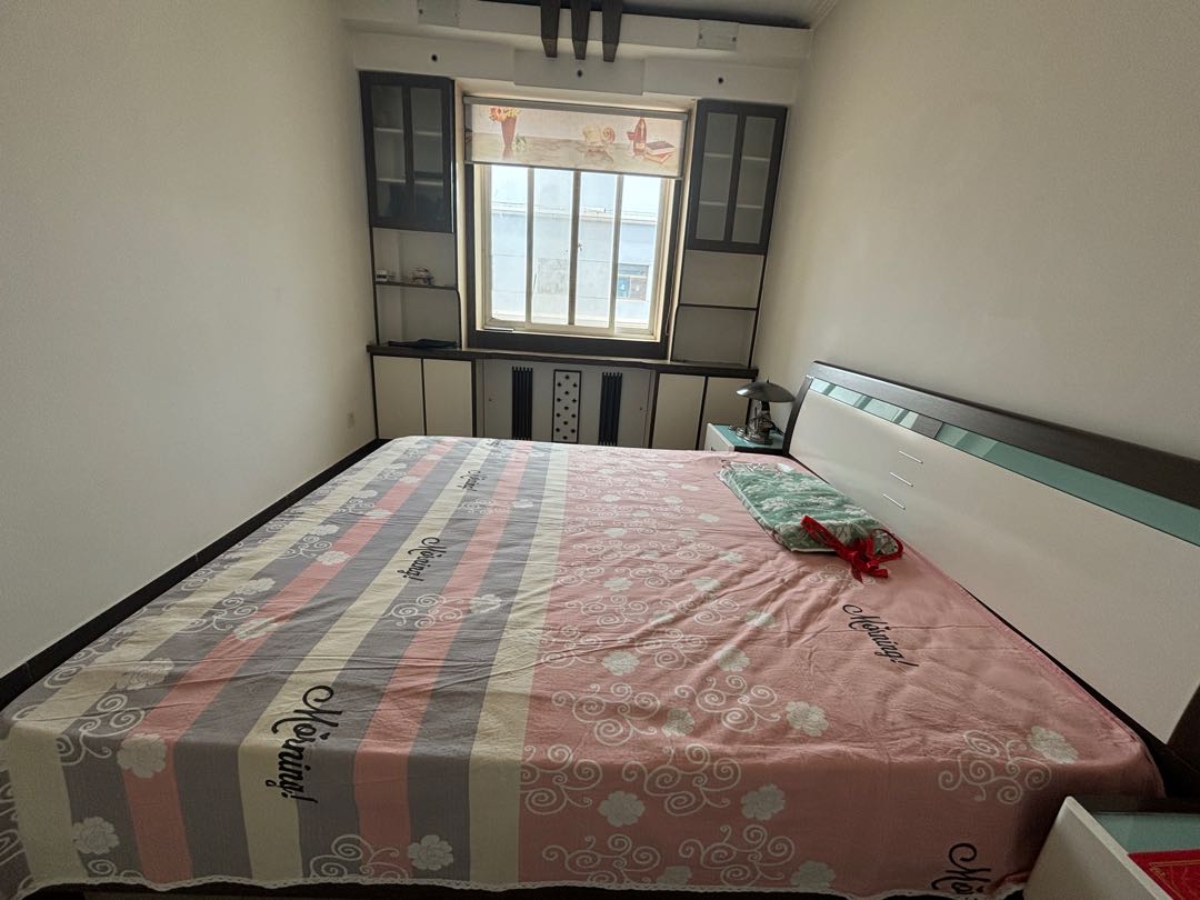 人行家属院,精装4室2厅2卫1阳台南北通透，交通便利，舒适宜居11