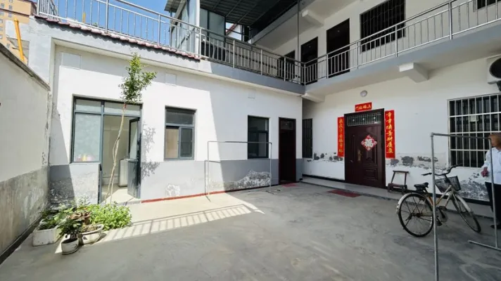 妇幼保健院对面，上下二层独 家小院有证