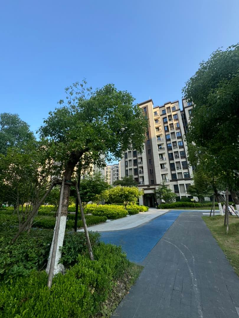 绿地四季印象,11954出售绿地108方，3-2，精装修15