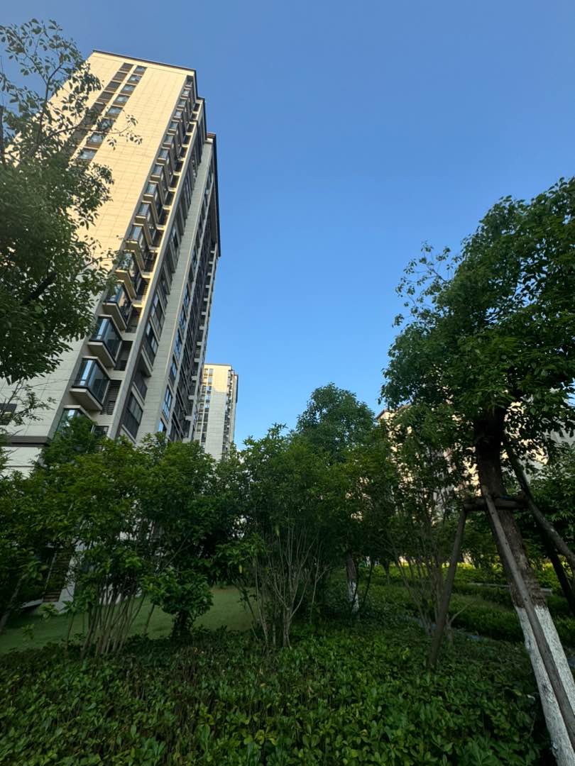 绿地四季印象,11954出售绿地108方，3-2，精装修16
