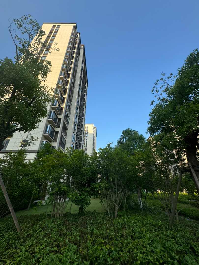 绿地四季印象,11954出售绿地108方，3-2，精装修18