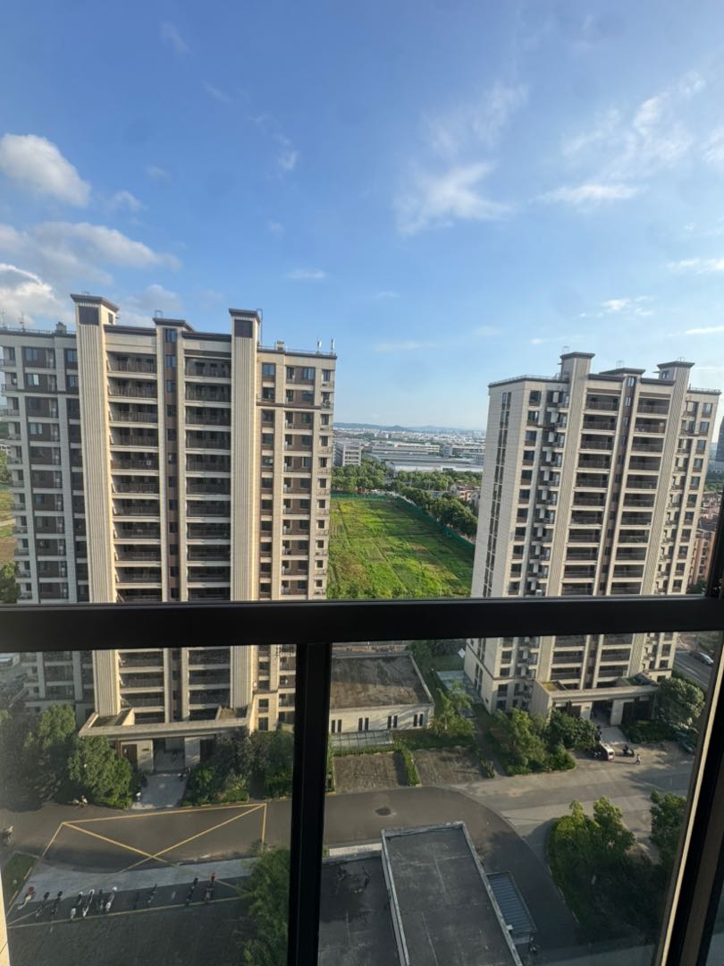 绿地四季印象,11954出售绿地108方，3-2，精装修13