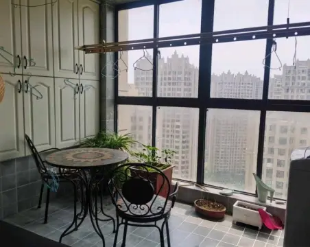 绿地中央广场四期2室2厅1卫朝南精装