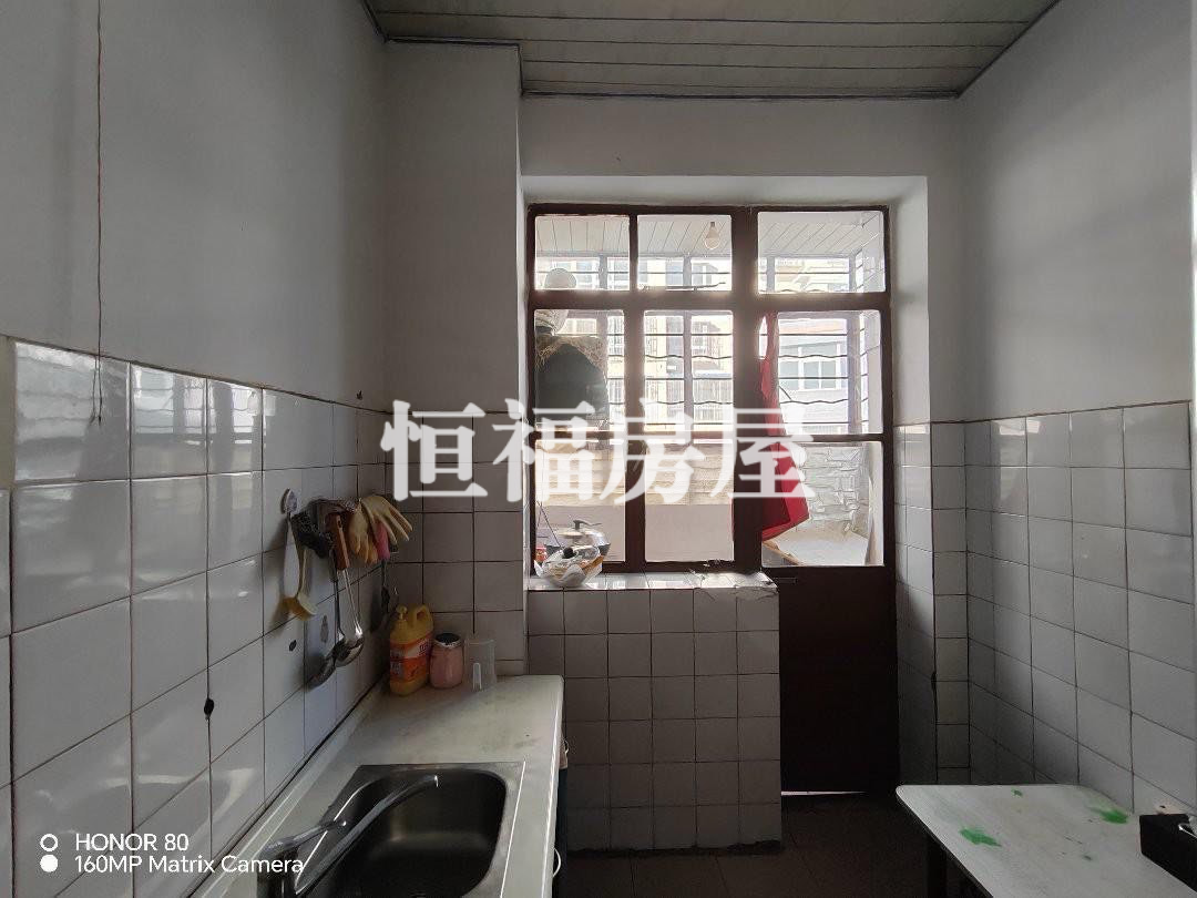 东中家属院,东中家属院两室两厅一卫  简装修带家具  可按揭4