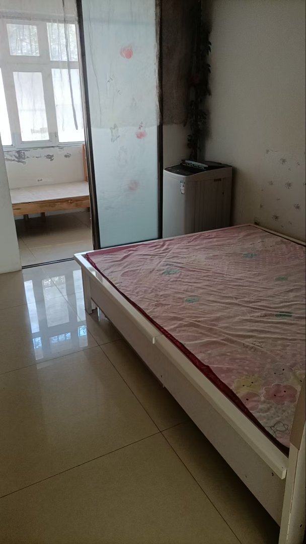 桃园小区,亚中旁边桃园小区多层三楼家具家电齐全先不租了2