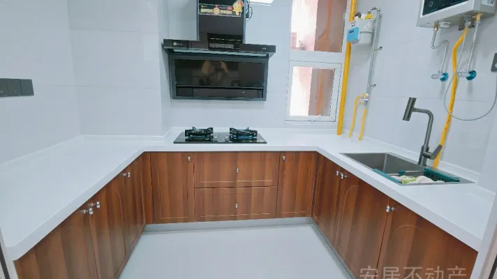 华融110㎡3室精装，多条公交经过
