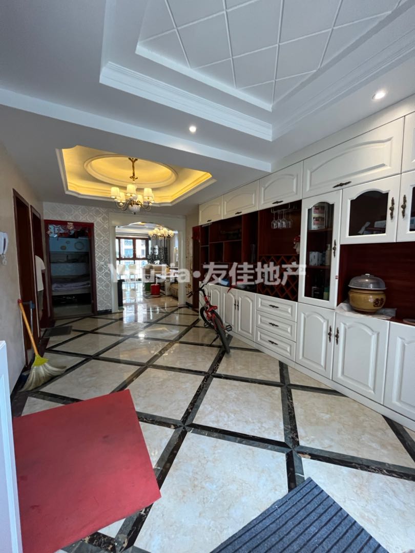尖峰大酒店,18214城市中心位置，三房双卫出售，可以按揭8