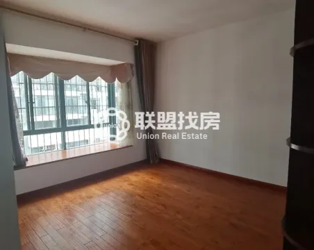 七里香江小区4室2厅2卫朝东北精装