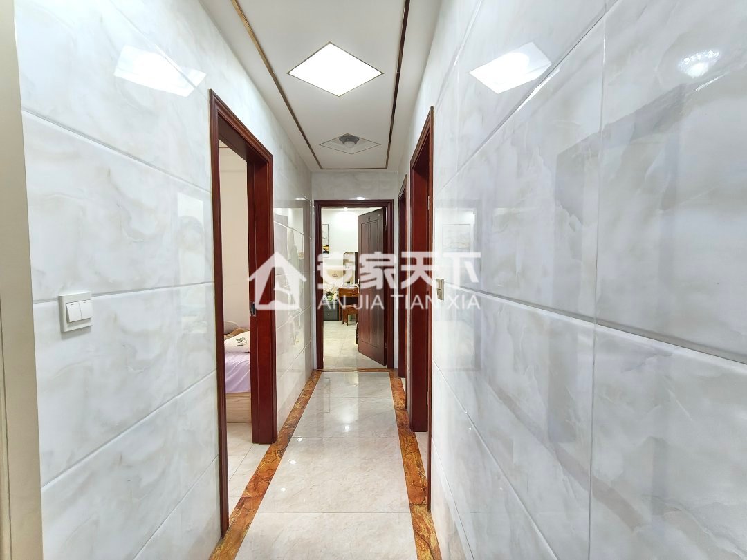 春天花园,4室2厅4卫2阳台145㎡,三个主卧9